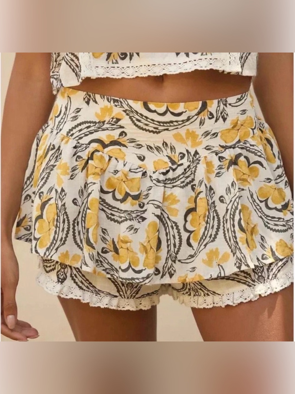 Anthropologie Flowy Floral Yellow, Grey & White Ruffle Skort Shorts Size S/M